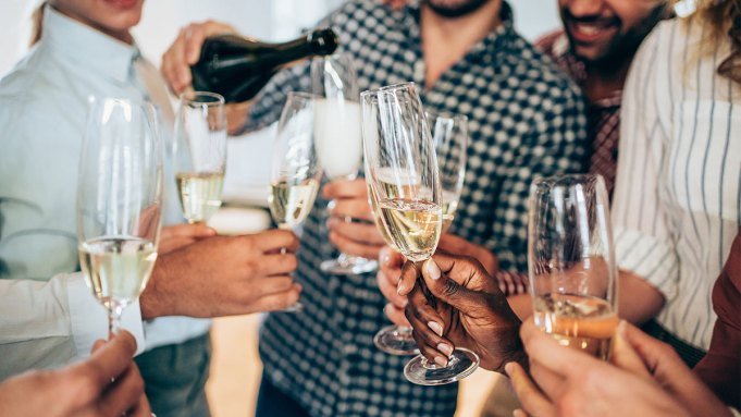 How to Bring the Right Wine to a Holiday Party