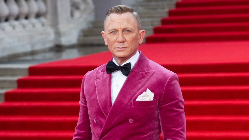 Time to dye. Daniel Craig attends the "No Time To Die" world premiere at Royal Albert Hall in 2021 dressed in deep pink Anderson & Sheppard.